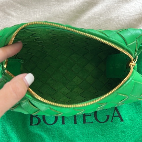 Bottega Veneta Loop Mini Intrecciato Leather Shoulder bag in Bottega Green - Picture 6 of 11